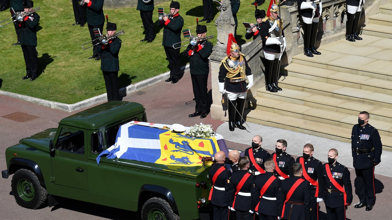 El ataúd se retira del Land Rover para ser llevado a la Capilla de San Jorge para el funeral del Príncipe Felipe de Gran Bretaña dentro del Castillo de Windsor en Windsor, Inglaterra, el sábado 17 de abril de 2021. El Príncipe Felipe murió el 9 de abril a la edad de 99 años después de 73 años. del matrimonio con la reina Isabel II de Gran Bretaña. (Justin Tallis / Pool vía AP)