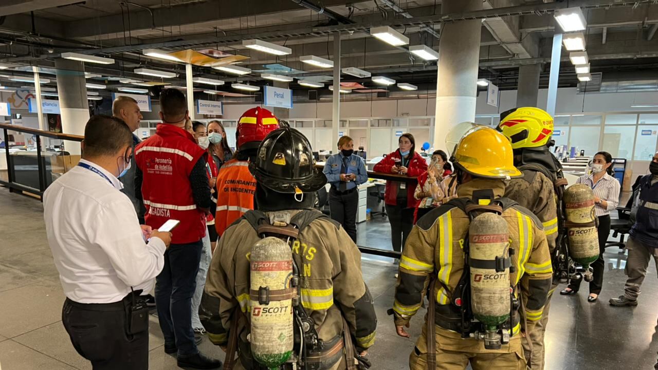 Unidades del Cuerpo Oficial de Bomberos Medellín atendieron incidente por material desconocido en las instalaciones de la Personería de Medellín.