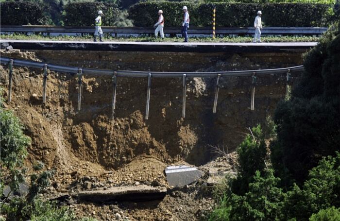 Una parte del puente se derrumba después del fuerte sismo en el área en Makinohara, al oeste de Tokio.