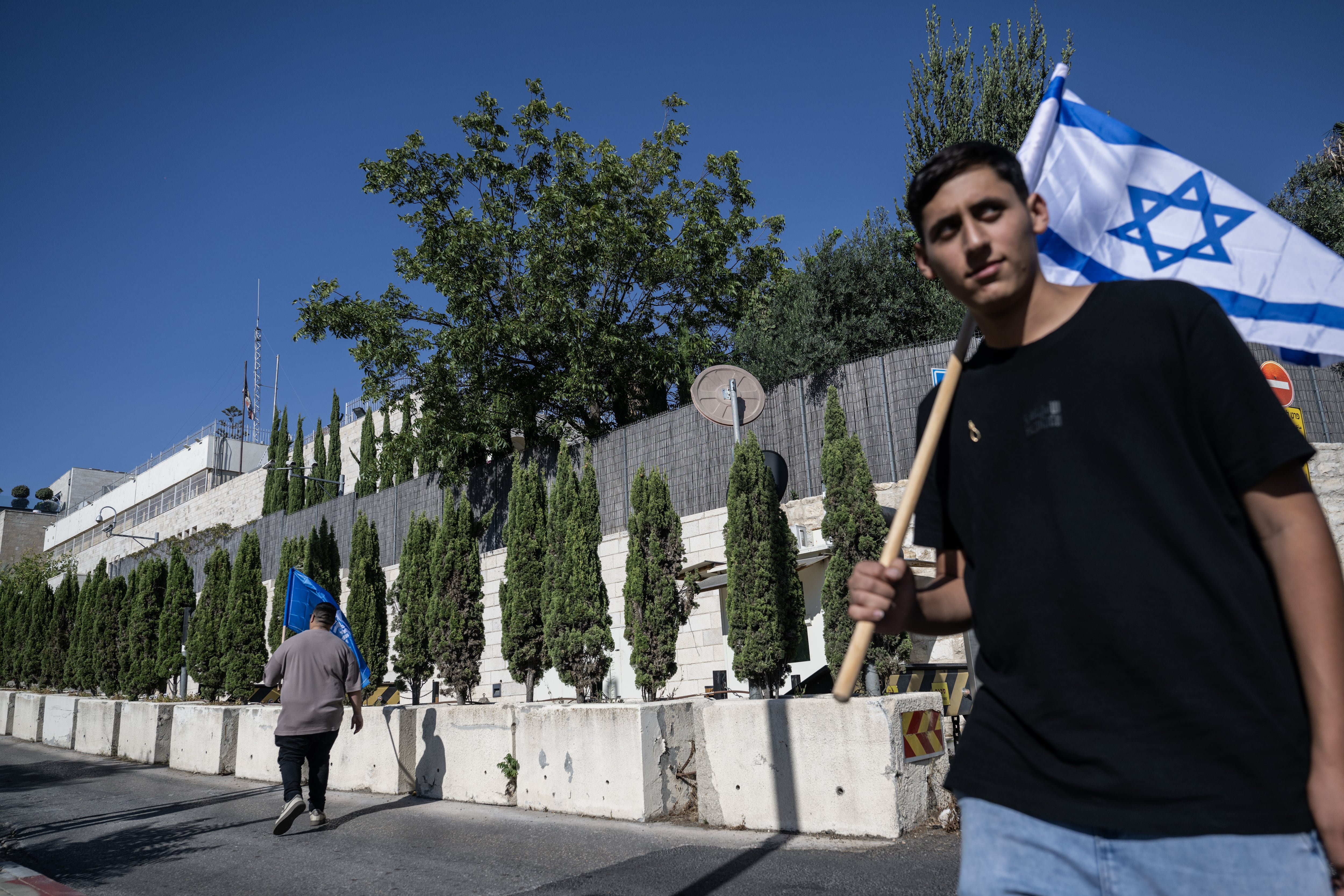 Israelíes de extrema derecha protestan frente al consulado del Reino Unido en Jerusalén Este.