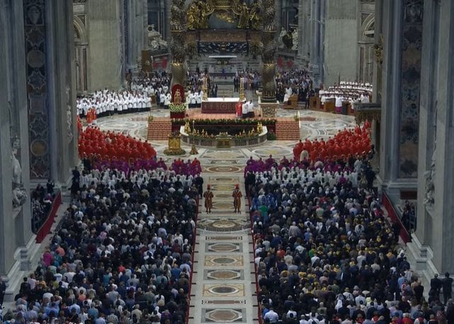 La misa "Pro eligendo Papa" comenzó en la basílica de San Pedro del Vaticano, en presencia de los cardenales de todo el mundo que tendrán que escoger a partir de este miércoles al sucesor de Francisco.