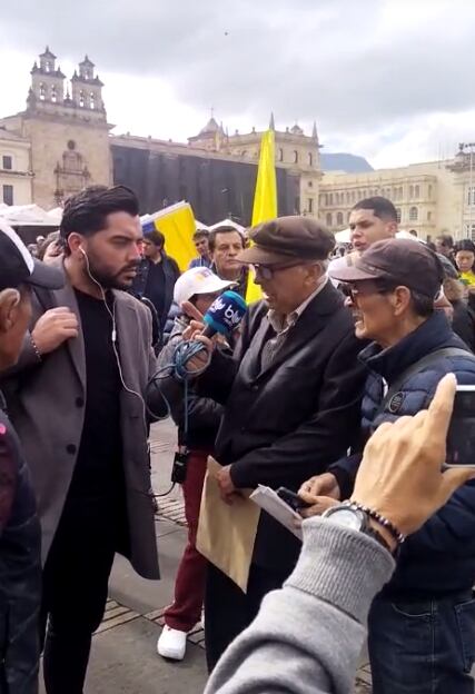 Agreden a periodista de Blu Radio que cubría protestas en la Plaza de Bolívar.