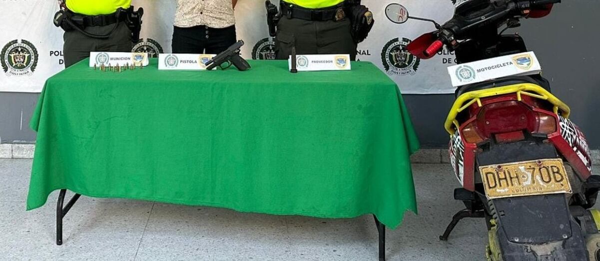 Un arma de fuego y una motocicleta le fueron incautados durante la captura