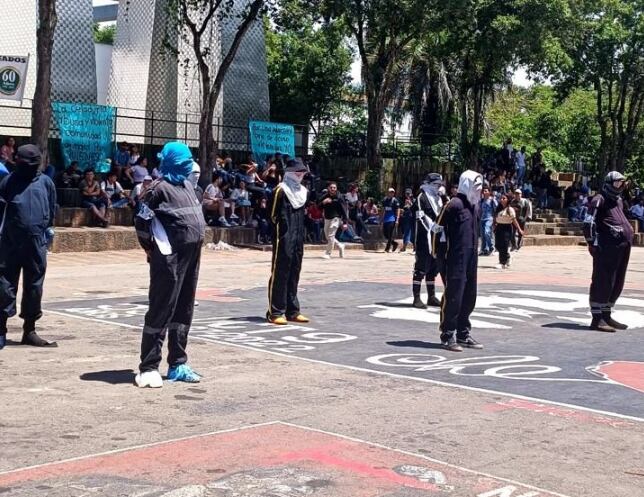 Encapuchados en formación en la UIS.