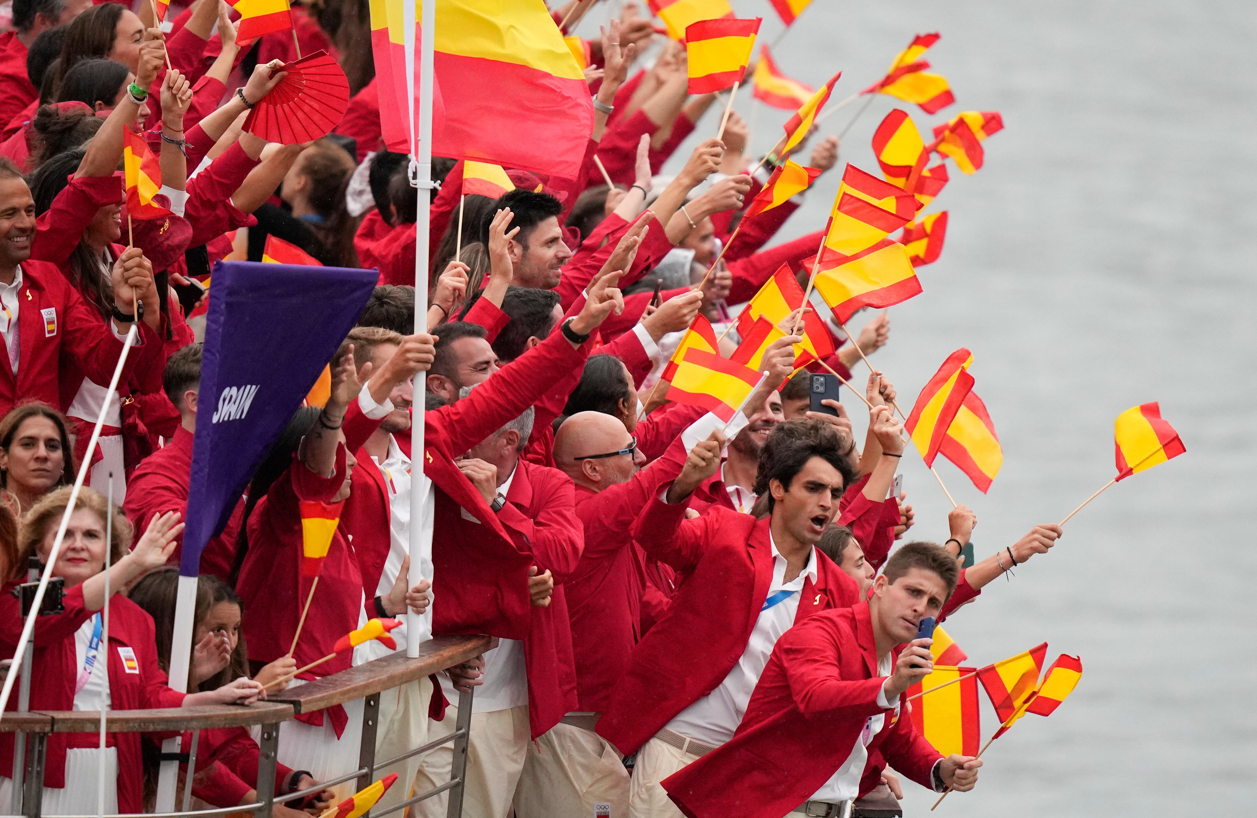 Deportistas de España saludando desde el barco en la ceremonia de apertura de los Juegos Olímpicos París 2024