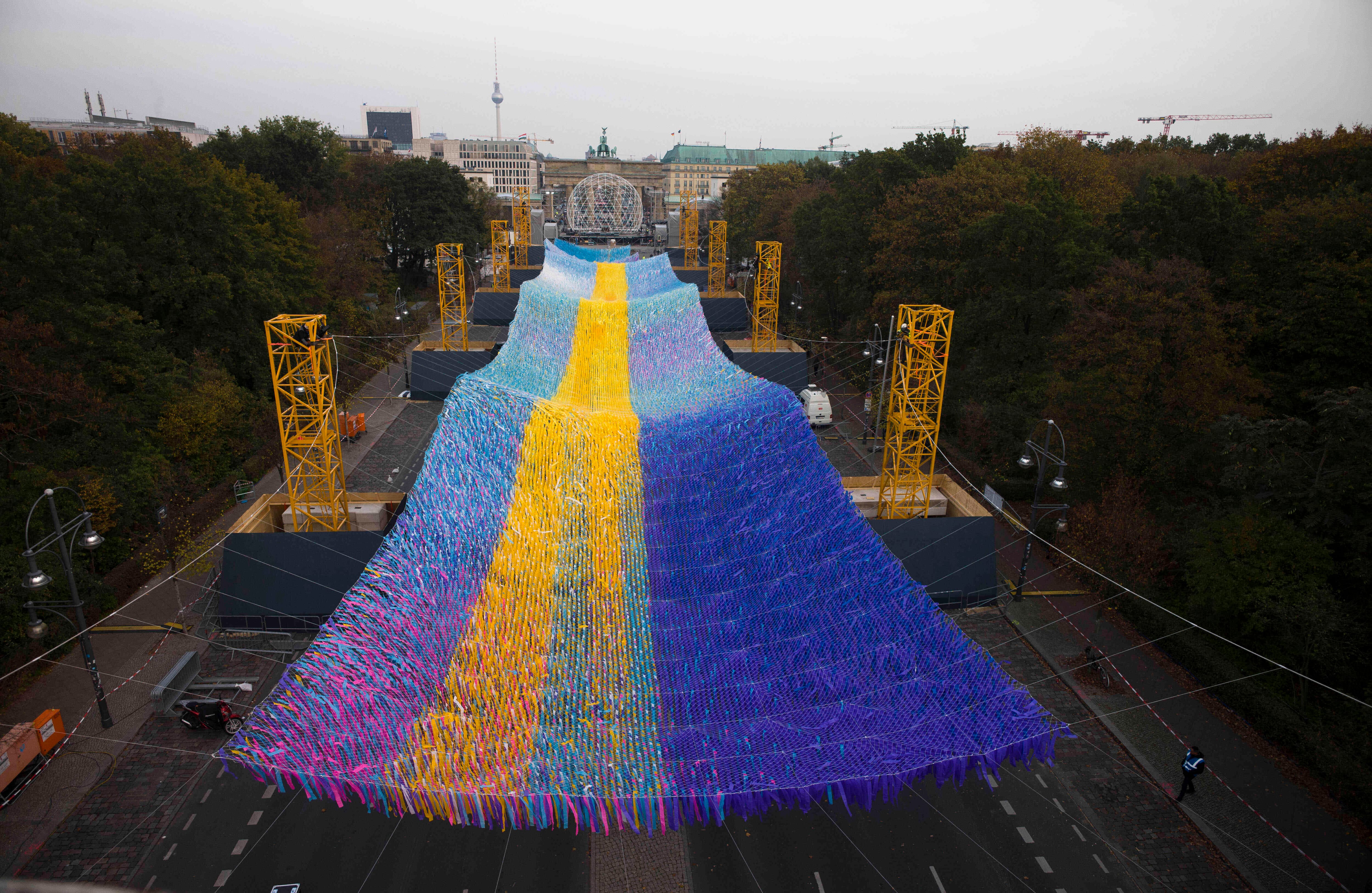 'Visions In Motion', sobresale del bulevar 'Strasse des 17. Juni' (calle del 17 de junio) frente a la Puerta de Brandenburgo en Berlín, Alemania, el viernes 1 de noviembre de 2019. Foto:AP