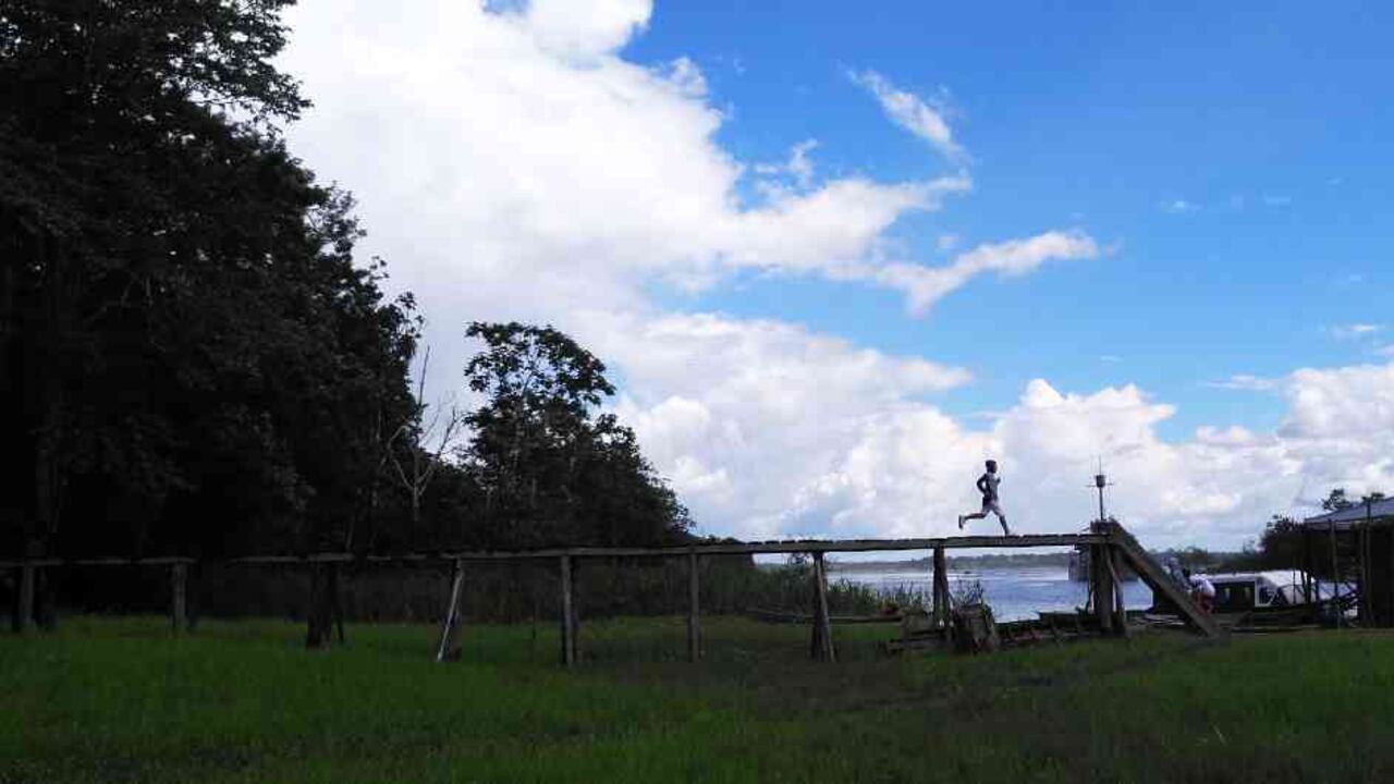 Un niño corre para ver a la delegación que declara el Tarapoto un lugar protegido. Tatiana Jaramillo/SEMANA