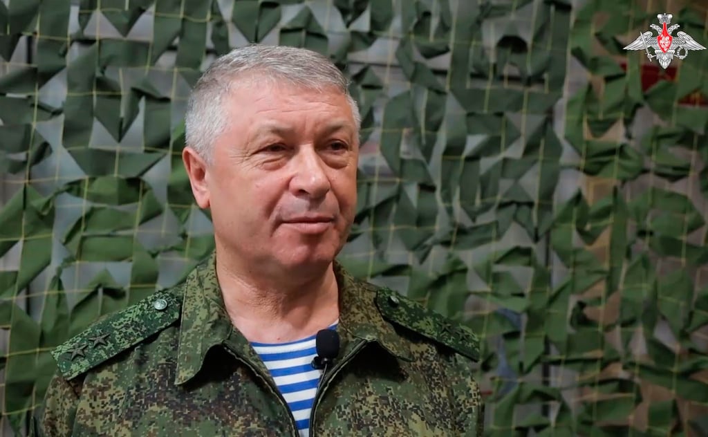 En esta imagen, extraída de un video proporcionado por el Servicio de Prensa del Ministerio de Defensa de Rusia el martes 13 de junio de 2023, el teniente general Vladimir Alekseyev habla con militares en un lugar no revelado. (Servicio de Prensa del Ministerio de Defensa de Rusia vía AP)