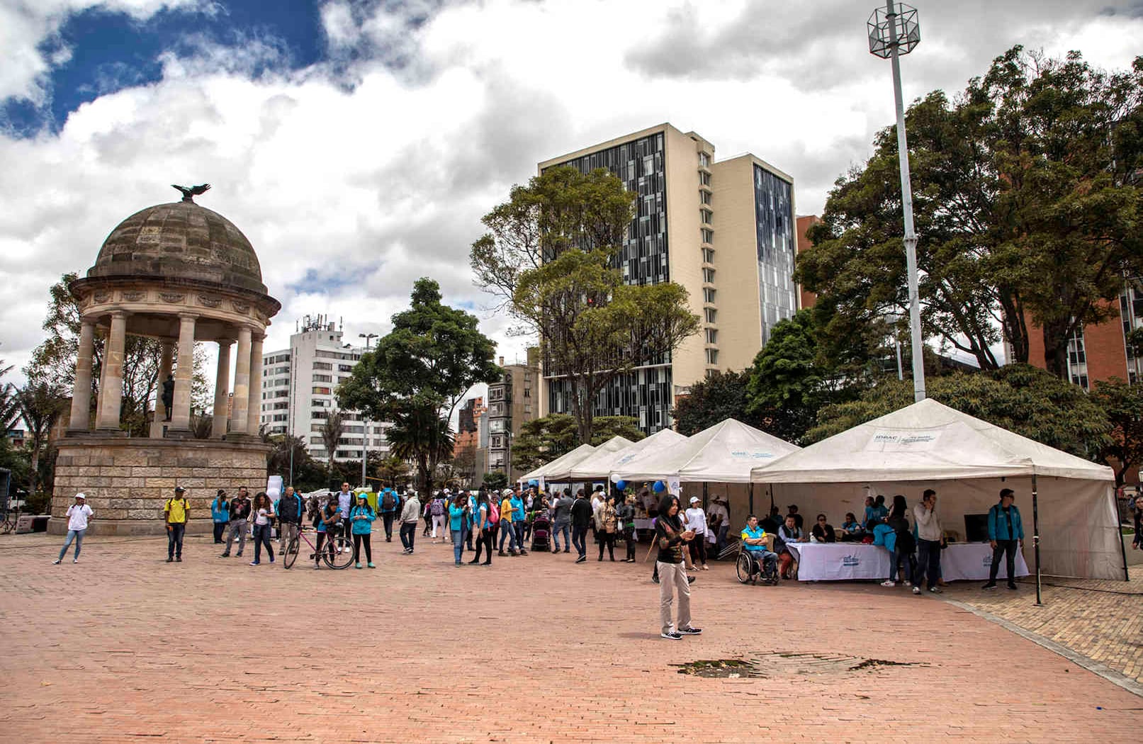 El Parque de los Periodistas Gabriel García Márquez, situado en Las Aguas, es uno de los lugares favoritos de los bogotanos para caminar, sentarse a charlar y disfrutar de eventos culturales como conciertos y deporte al aire libre. Además, es muy concurrido en especial por jóvenes y estudiantes de las universidades aledañas. Juan Carlos Sierra-SEMANA