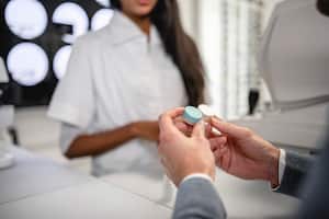 Existen lentes de contacto blandos y rígidos.