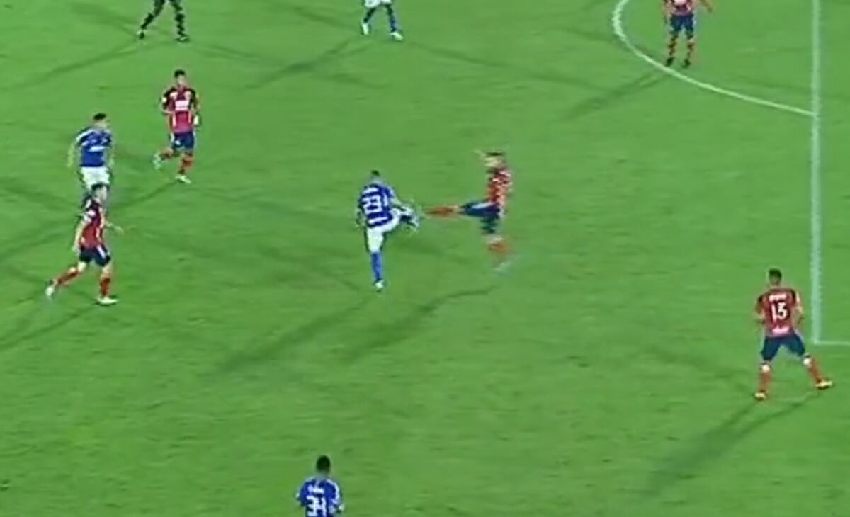 La imagen exacta donde Cadavid toca a Castro.