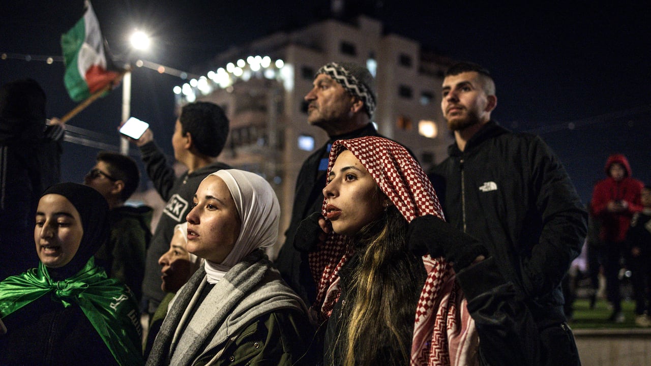 Espera de la liberación de los prisioneros retenidos por Israel en Beitunia, en las afueras de la ciudad de Ramallah, Cisjordania, el 19 de enero de 2025.