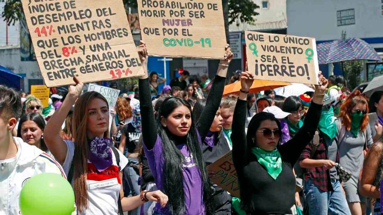 Centenares de mujeres ocuparon las calles de Bogotá para gritar consignas en contra de la violencia contra la mujer. Foto: León Darío Peláez