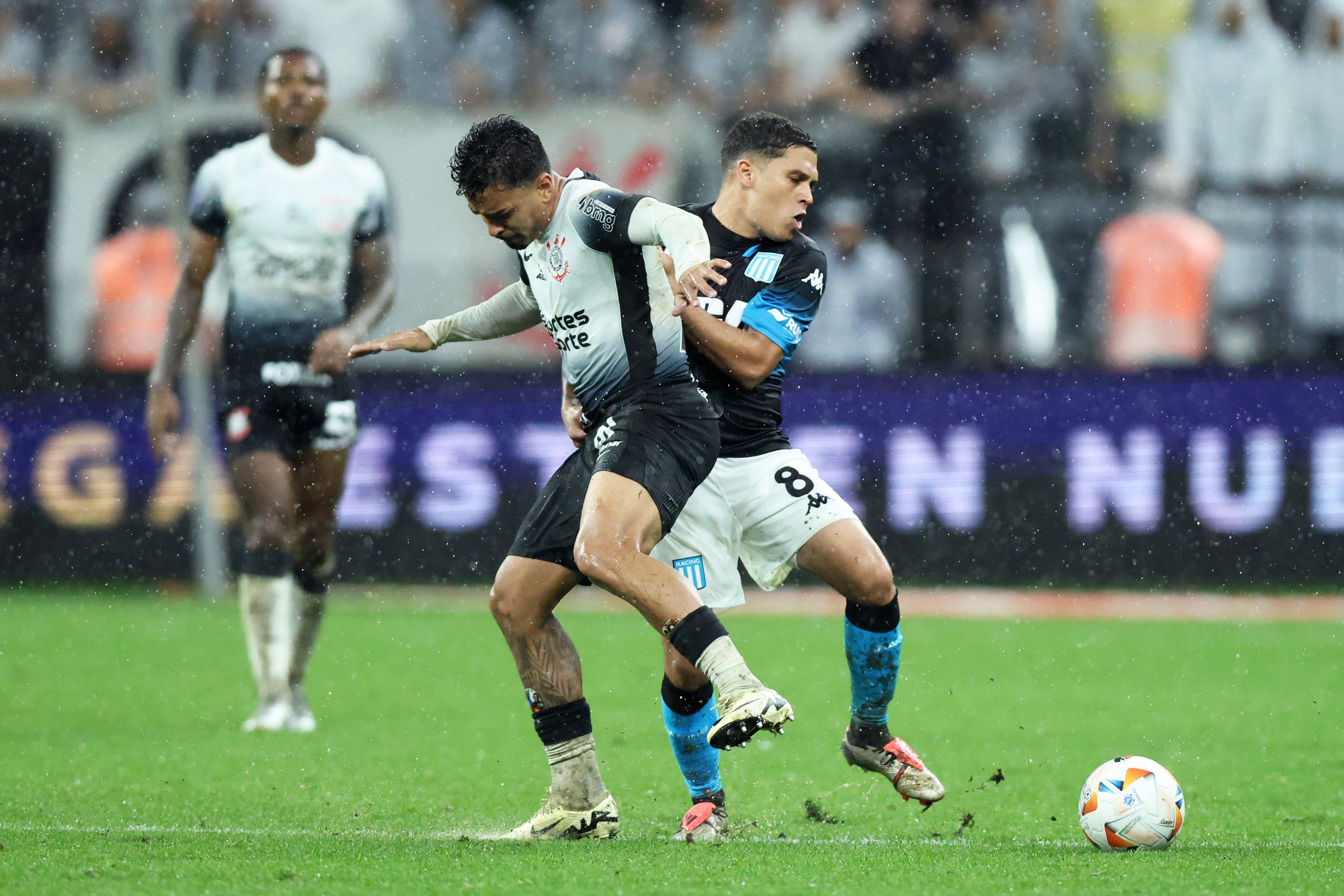 SAO PAULO, BRAZIL - OCTOBER 24: Juan Fernando Quintero of Racing Club and Matheus Bidu of Corinthians battle for the ball during the Copa CONMEBOL Sudamericana 2024 Semifinal first leg match between Corinthians and Racing Club at Neo Quimica Arena on October 24, 2024 in Sao Paulo, Brazil. (Photo by Alexandre Schneider/Getty Images)