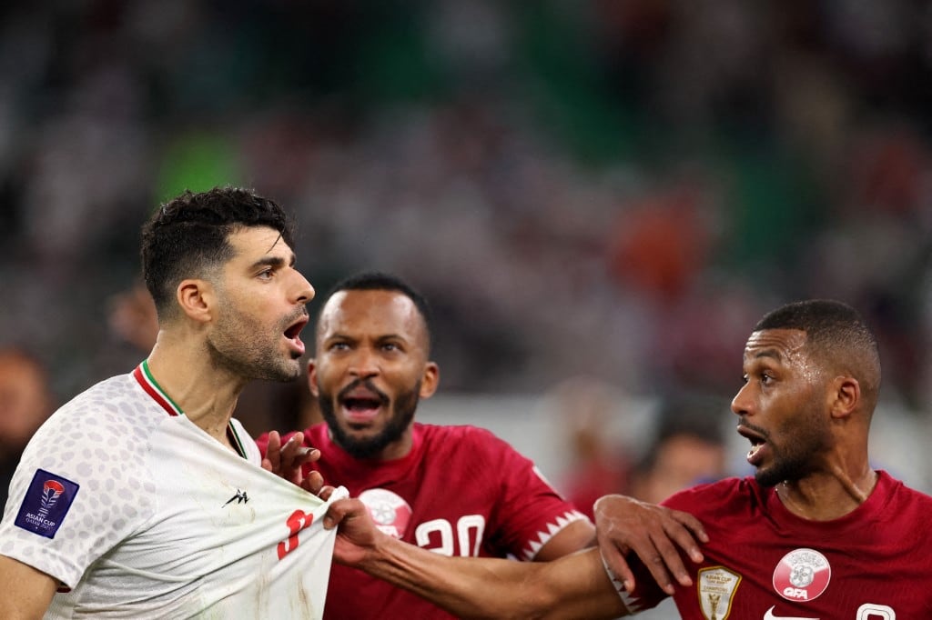 Mehdi Taremi de Irán y Abdulaziz Hatem de Qatar se enfrentan después del partido de semifinal de la Copa Asiática de la AFC entre Irán y Qatar en el estadio Al Thumama el 7 de febrero de 2024 en Doha, Qatar. (Foto de Robert Cianflone/Getty Images) (Foto de ROBERT CIANFLONE / GETTY IMAGES EUROPE / Getty Images vía AFP)