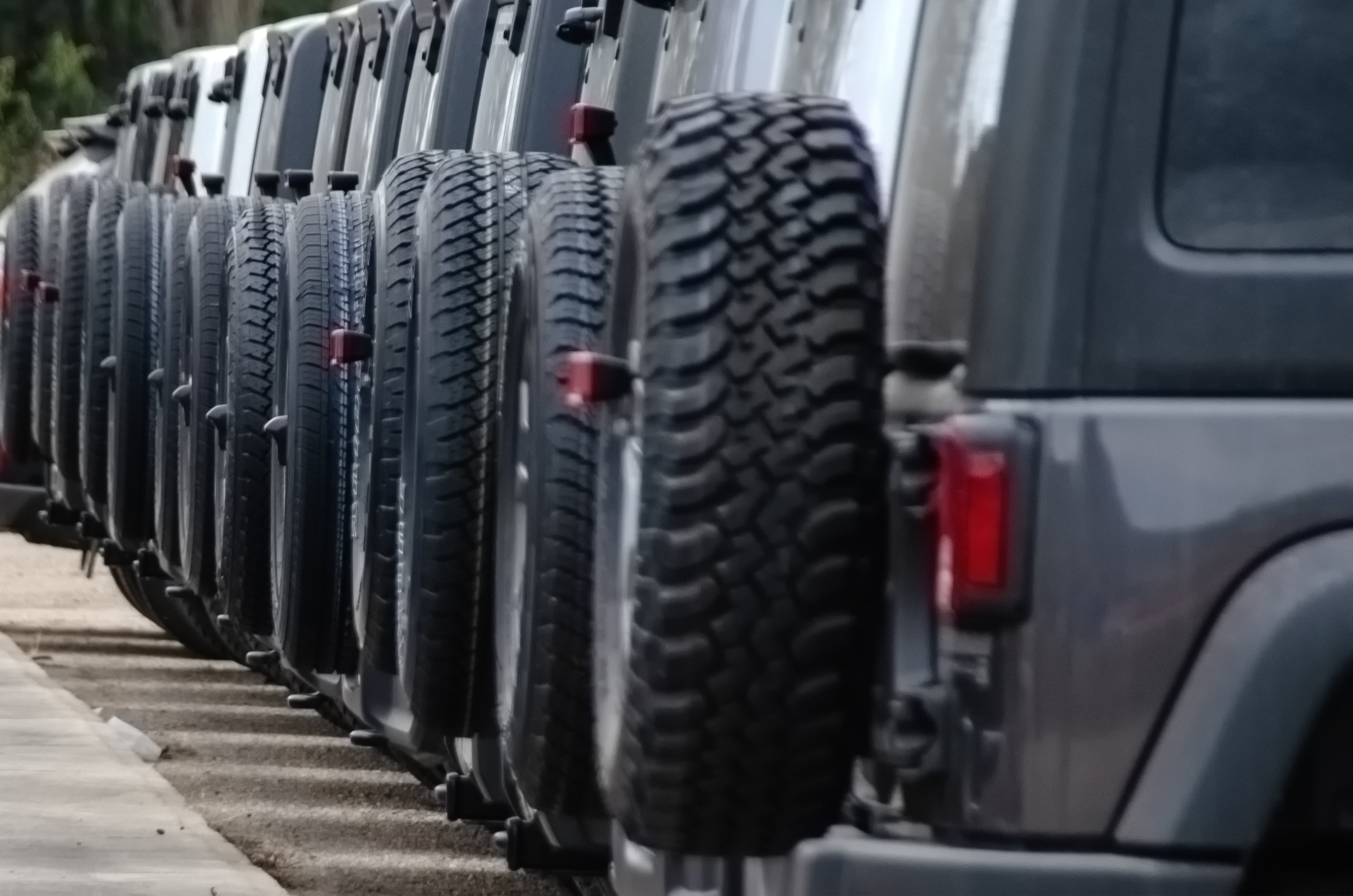 Algunos modelos incluyen la llanta de repuesto pro fuera del baúl; esto puede llegar a tener algunas ventajas.