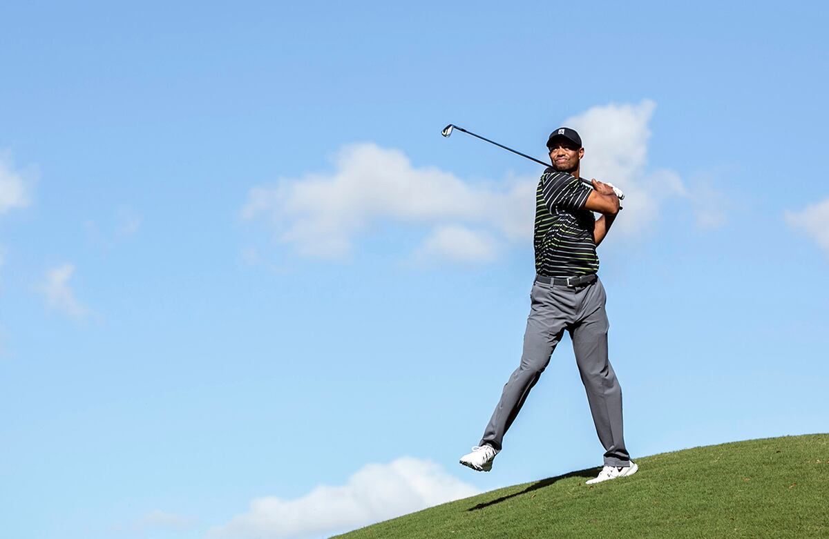 Tiger Woods golpea una pelota de golf durante la primera ronda del torneo de golf Hero World Challenge de ESPN. (AP)