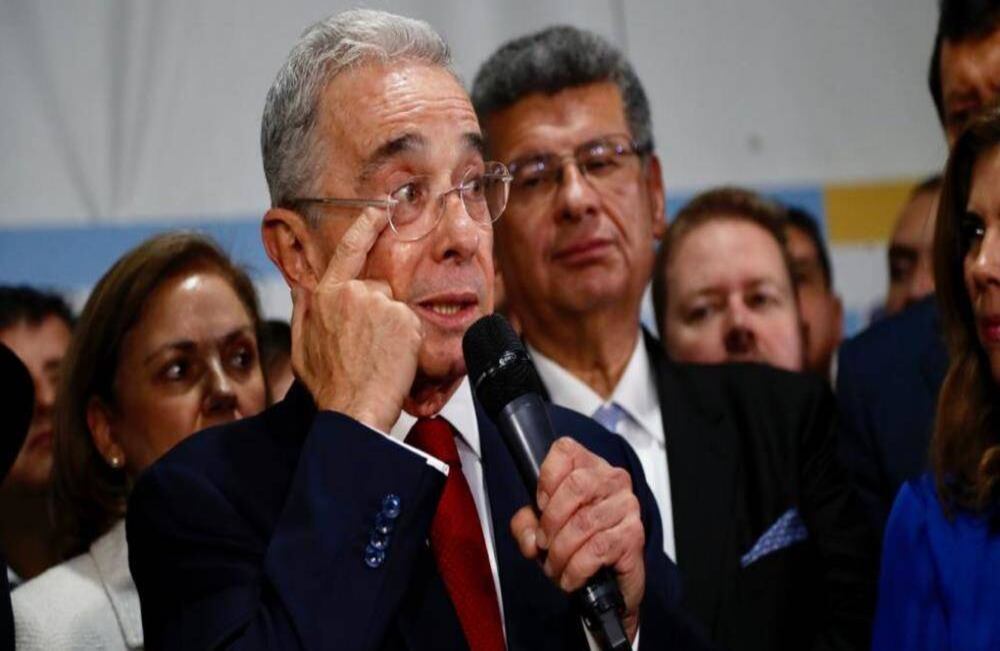  "¡Cuánto me duele que en plena campaña electoral del presidente Duque, saliera el rumor en los medios informados de Bogotá de que pronto me meterían a mí a la cárcel, y el único que no estaba enterado era yo! ¡Cuánto me duele que de la Corte Salió el rumor de que el magistrado Luis Hernandez había dicho que ya me tenían agarrado, y que había que preparar la boleta de media de aseguramiento! ¡Cuánto me duele! No acuso. Expreso mi dolor para que Colombia haga una reflexión".