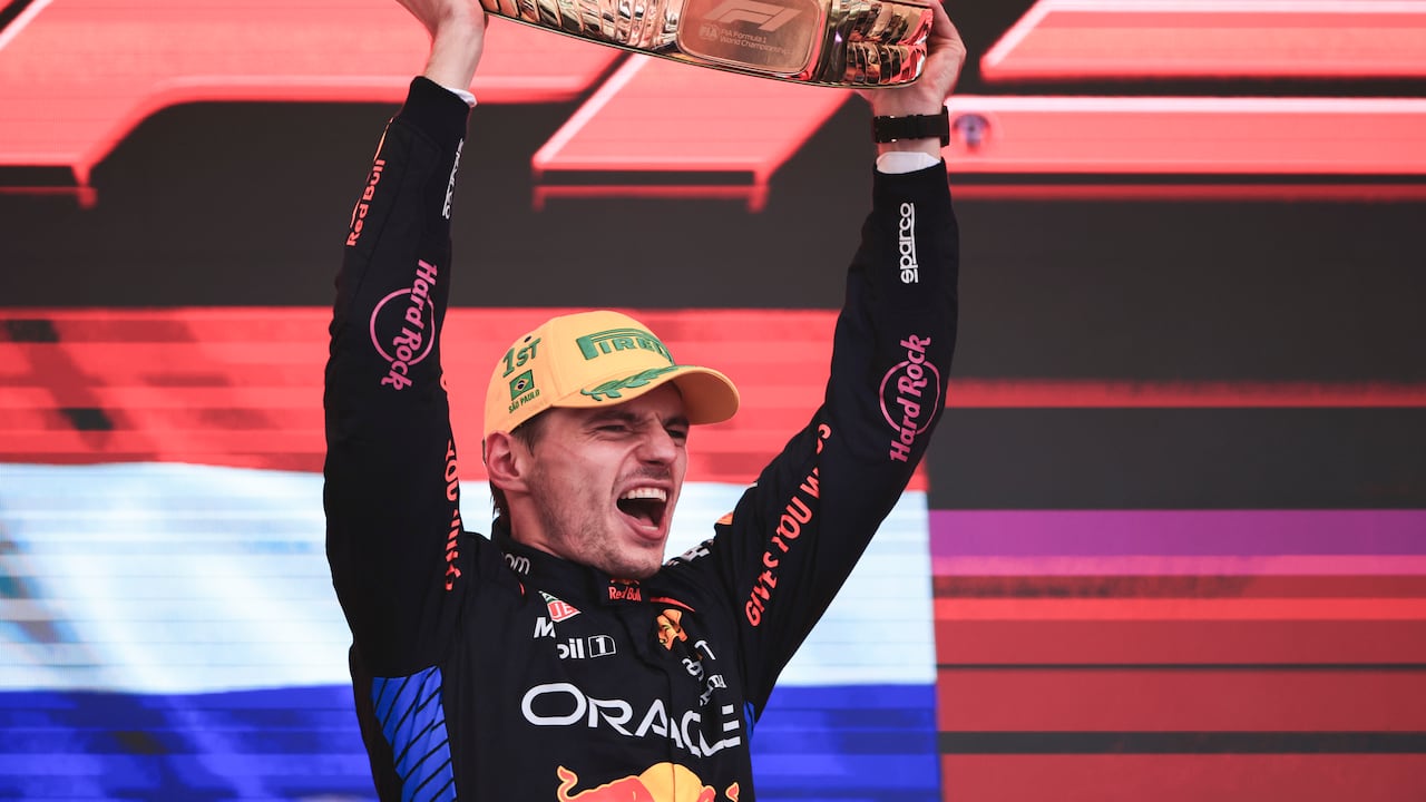 El piloto de Red Bull, Max Verstappen, de los Países Bajos, celebra en el podio su primer puesto en el Gran Premio de Brasil de Fórmula Uno en la pista de carreras de Interlagos en Sao Paulo, el domingo 3 de noviembre de 2024. (Foto AP/Ettore Chiereguini)