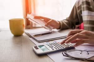 Ahorrar. Destinar parte de la prima de servicios a ahorrar o invertir en alguna actividad que genere rentabilidad es una gran alternativa para los empleados.