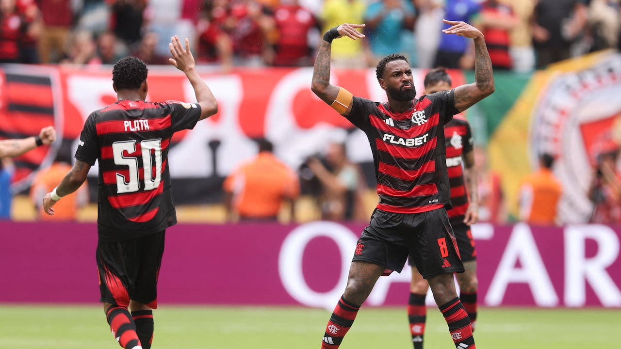 Gerson celebró su tanto con el Flamengo para descontar en el marcador.
