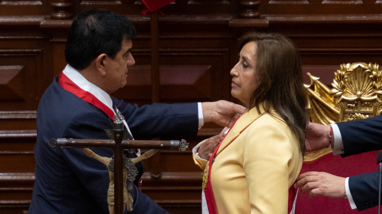 La presidenta de Perú, Dina Boluarte, ha insistido al Congreso peruano que apruebe “sin pretextos” el adelanto electoral (Photo by Cris BOURONCLE / AFP)