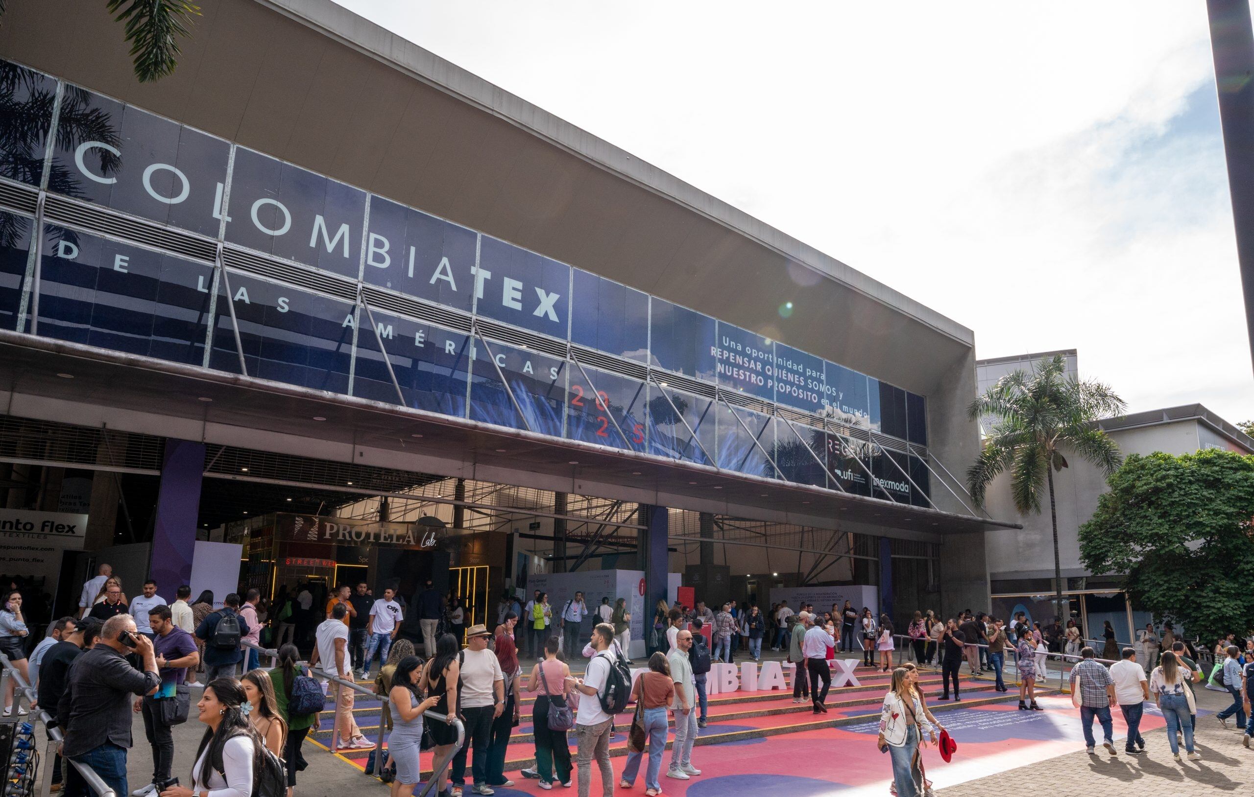 Con conciertos masivos, ferias internacionales y fútbol de élite, la ciudad vive una avalancha de visitantes que dinamiza la economía, tensiona la hotelería y pone a prueba la capacidad turística.