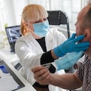 Las amigdalitis debe tratarse con reposo mientras dura la fiebre, buena hidratación y medicación analgésica y antiinflamatoria.