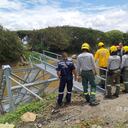 Los Bomberos hacen presencia en el sector para encontrar a la persona que se cayó al río Cauca.