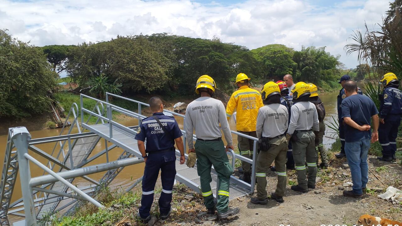 Los Bomberos hacen presencia en el sector para encontrar a la persona que se cayó al río Cauca.