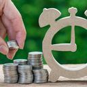 #5. Ahorro programado: Con este producto las personas podrán ingresar dinero destinado al ahorro mensualmente e irán generando intereses, durante el tiempo acordado entre el titular de la cuenta y la entidad financiera. Revise si la cuenta tiene comisiones y una tasa de interés competitiva. Recuerde que por dos cuentas de ahorro, se le empieza a debitar el Gravamen a los Movimientos Financieros, conocido como el impuesto de 4 por mil. Nuthawut Somsuk