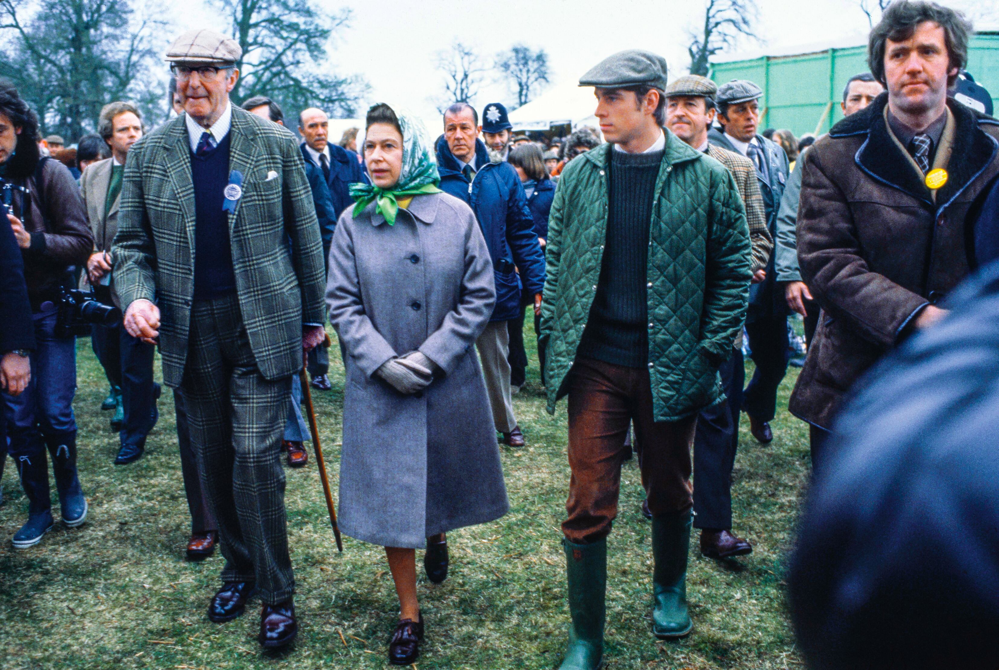 La reina Isabel sabía de los manejos poco éticos de Andrés, su hijo favorito, y no lo detuvo. En 1979 fueron fotografiados durante un evento hípico en Gloucestershire.
