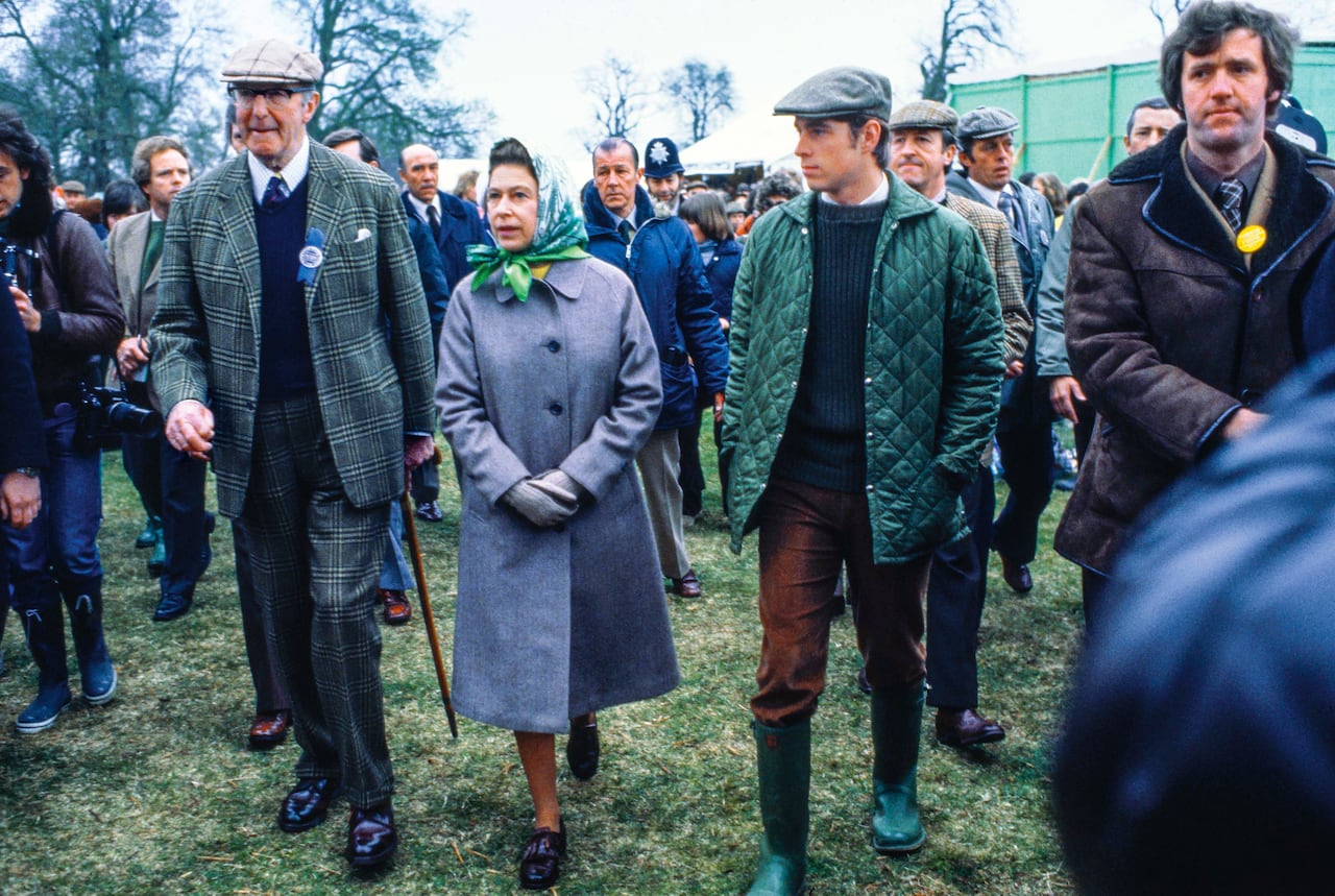 La reina Isabel sabía de los manejos poco éticos de Andrés, su hijo favorito, y no lo detuvo. En 1979 fueron fotografiados durante un evento hípico en Gloucestershire.