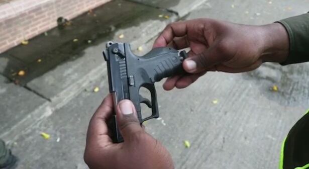 Arma traumática usada por los ladrones para cometer el robo.