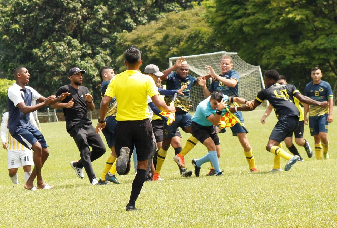 Brutal golpiza de varios futbolistas a árbitro en la Liga de fútbol aficionado en Cali provocó al juez Pablo Ramos fractura de mandíbula cirugía  producto de los golpes, pistones y patadas que recibió.