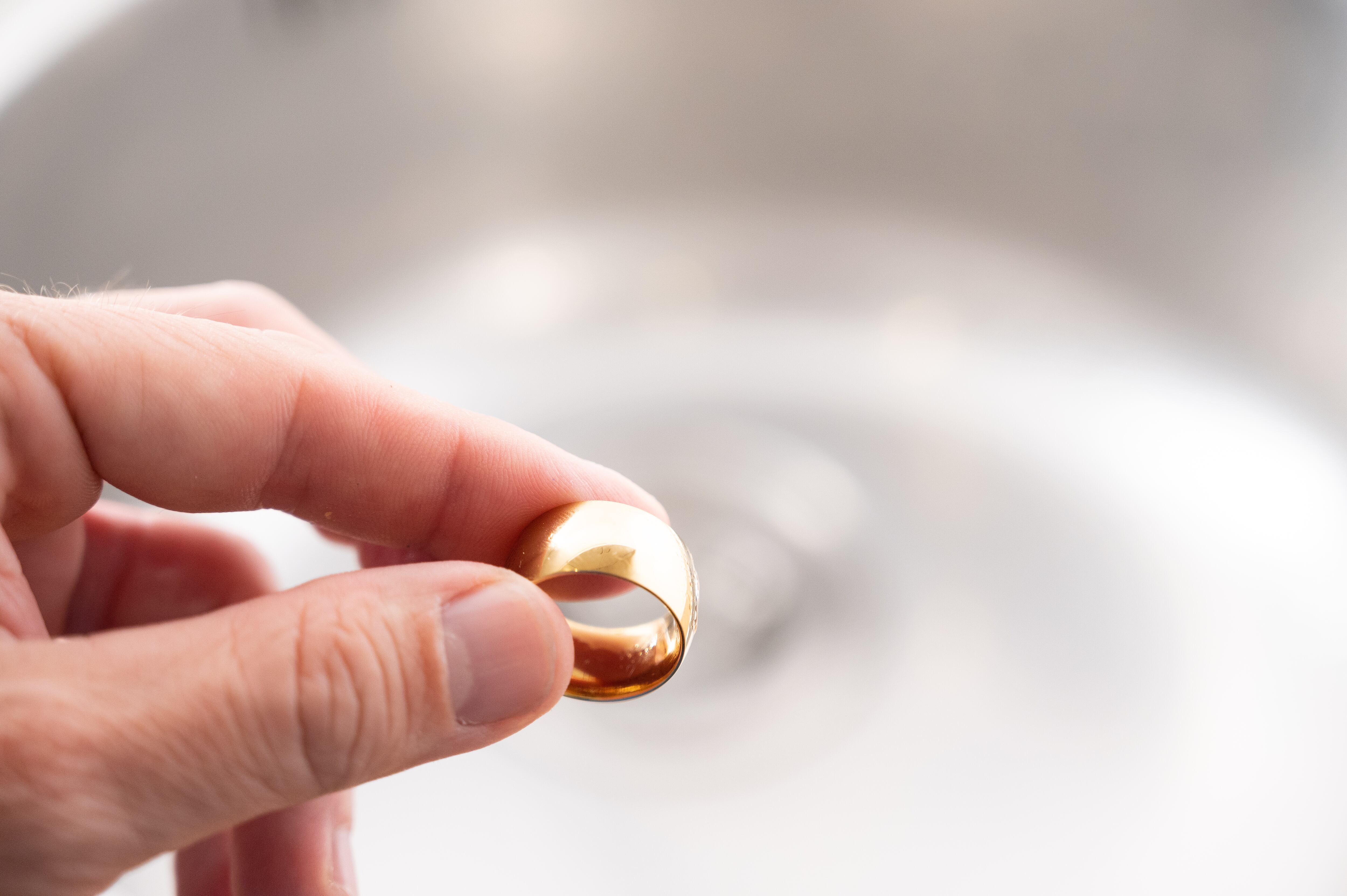 Existen ciertos productos que pueden generar rayones en los objetos de oro.