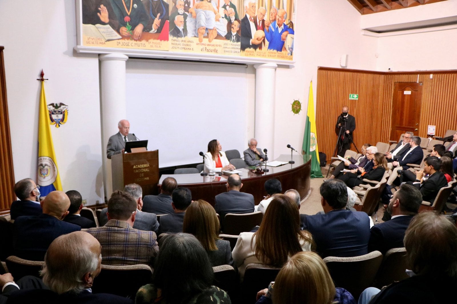 Ministra Carolina Corcho en la reunión con asociaciones médicas.