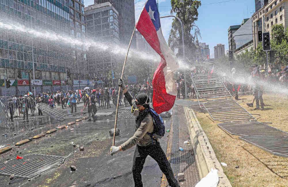 El pasado no perdona: Uno de los hechos más inesperados del año fue el caos en Chile. Al principio, miles de personas protestaron contra el aumento en el precio del pasaje del metro que propuso Sebastián Piñera. Pero pronto en las calles se escuchó el grito “30 pesos son iguales a 30 años de silencio”. Los chilenos abrieron las heridas de la dictadura y lograron convocar una Constituyente. Foto: Esteban Felix / AP 