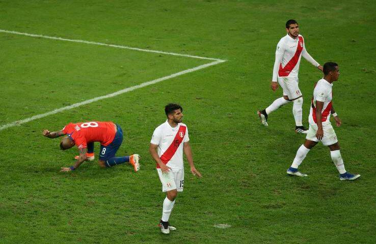 El chileno Arturo Vidal, a la izquierda, reacciona luego de perder la oportunidad de anotar contra Perú durante las semifinales de la Copa América en la Arena do Gremio, en Porto Alegre, Brasil, el miércoles 3 de julio de 2019. (Foto AP / Edison Vara)