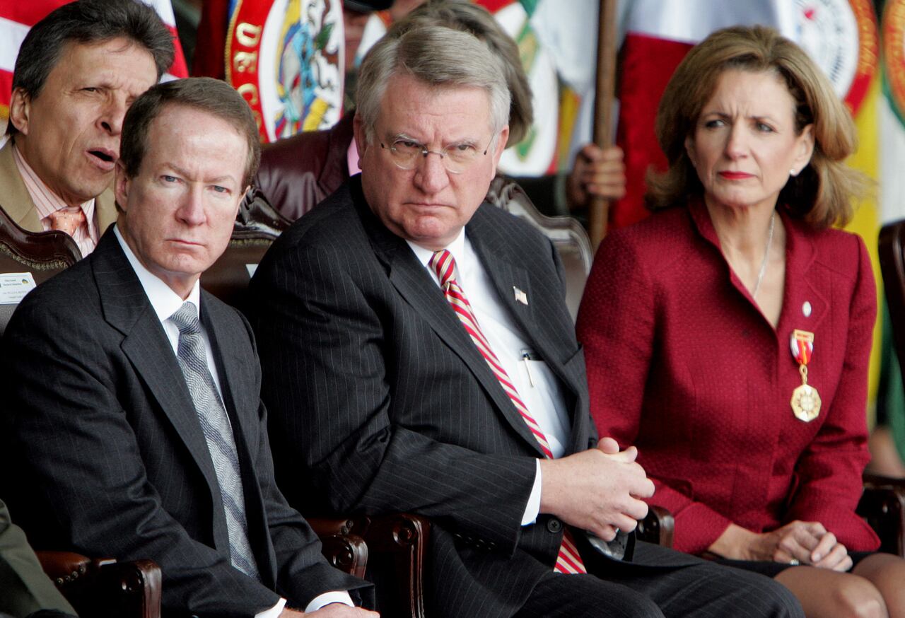 El embajador de Estados Unidos en Colombia, William Brownfield, el director de la ONDCP, John Walters, y la administradora de la DEA, Karen P. Tandy, escuchan un discurso del ministro de Defensa colombiano, Juan Manuel Santos (fuera de plano), durante una ceremonia celebrada el 8 de noviembre de 2007