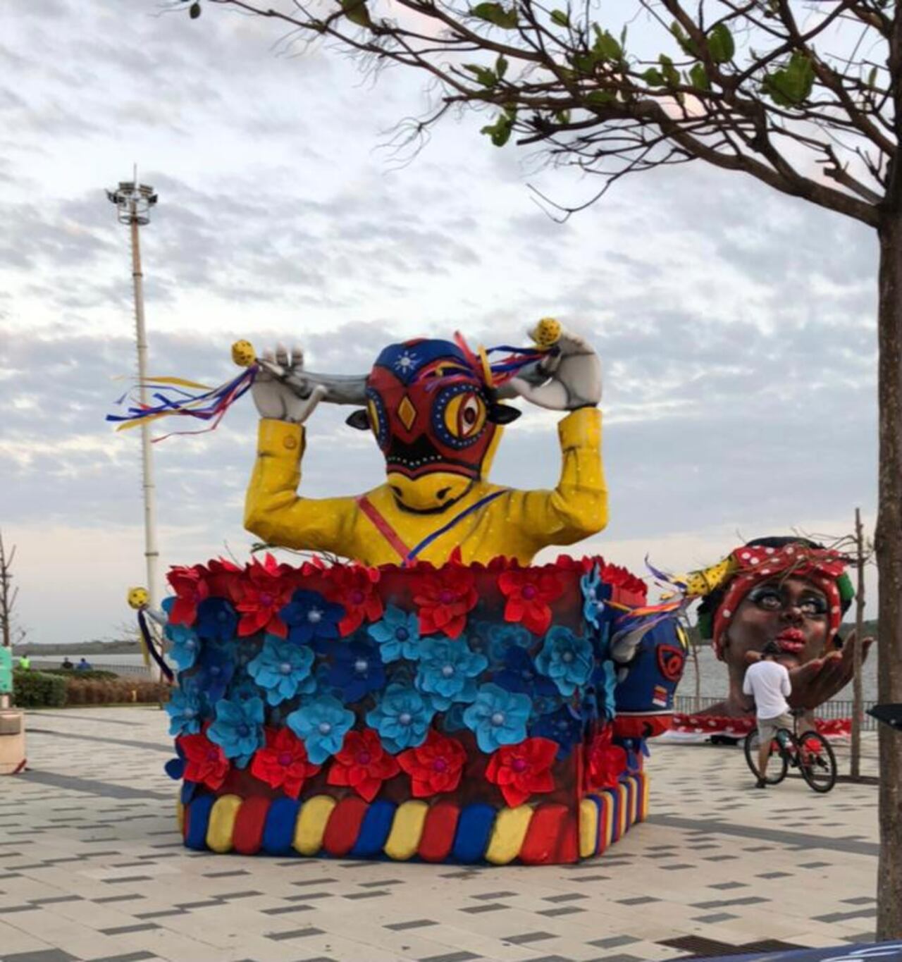 "Torito", una de las obras de la exposición en el río.