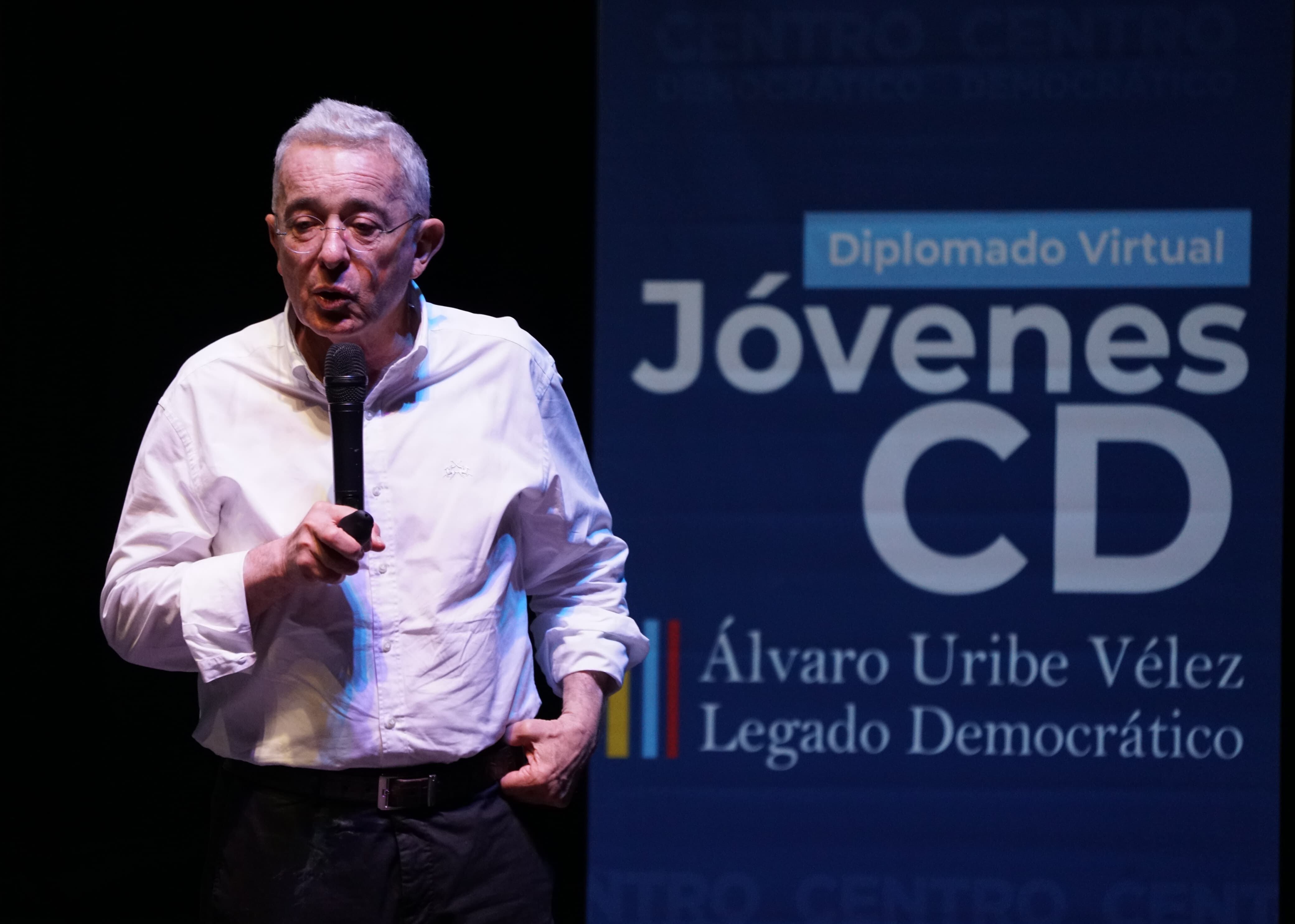 El expresidente Álvaro Uribe Vélez en el teatro Calima, en el Séptimo conversatorio del Segundo Diplomado Virtual de Jóvenes CD en Cali.