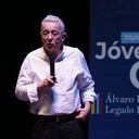 El expresidente Álvaro Uribe Vélez en el teatro Calima, en el Séptimo conversatorio del Segundo Diplomado Virtual de Jóvenes CD en Cali.