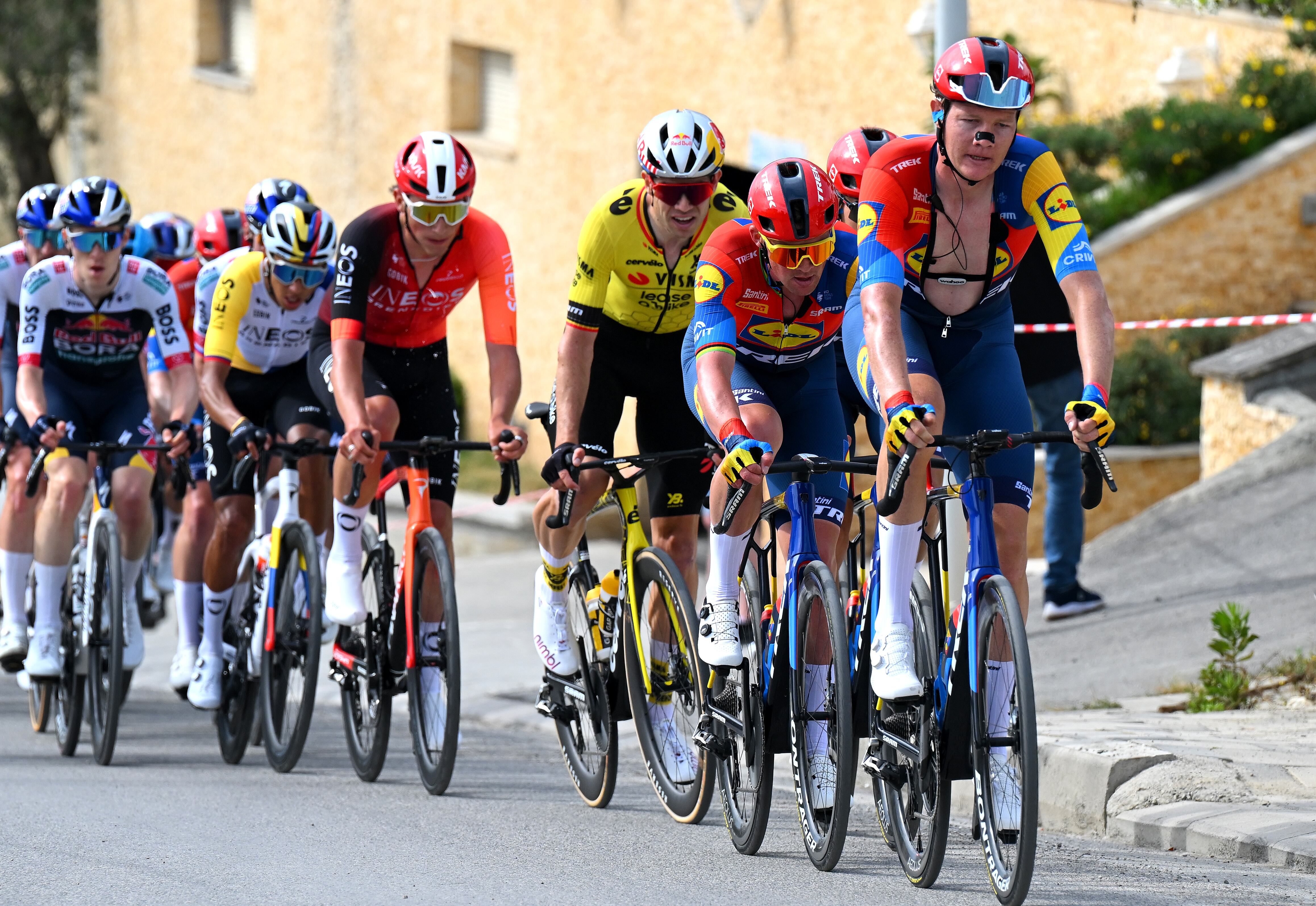 Egan Bernal cerca de Mads Pedersen, ganador de la etapa 1 del Giro