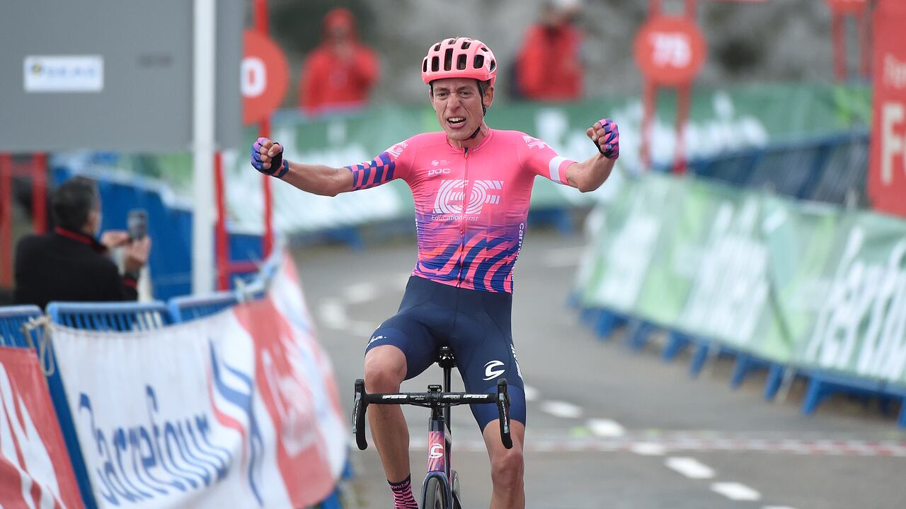 Hugh Carthy celebra en la cima del Angliru. Es el primer británico en ganar esta montaña.