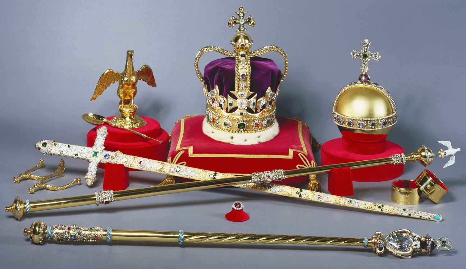 La corona de San Eduardo, el cetro con la cruz, el orbe, las espadas y la ampolla, son algunas de las joyas de la corona que deslumbrarán a los asistentes a la Abadía de Westminster.