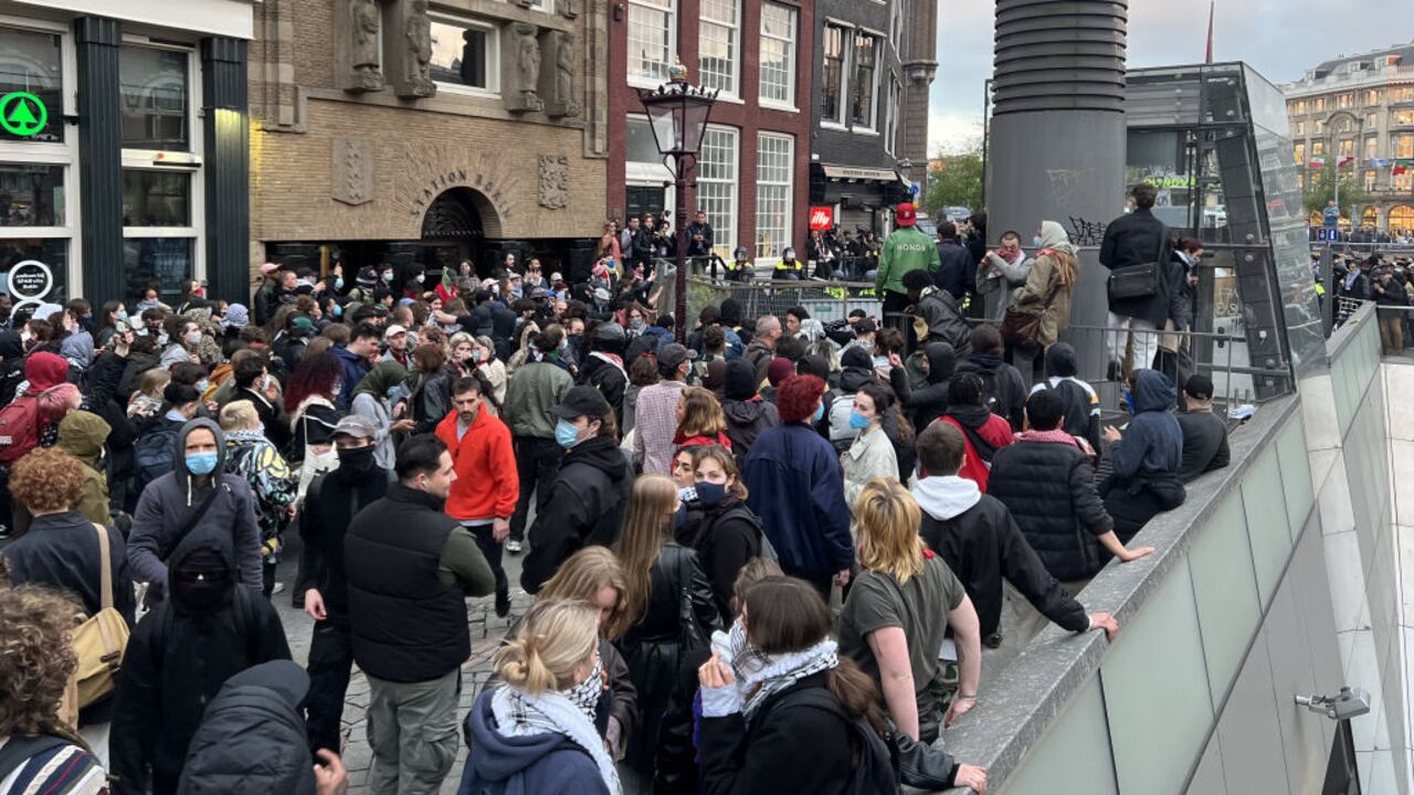 La policía toma medidas de seguridad mientras los manifestantes pro palestinos se reúnen en la Universidad de Amsterdam para realizar una manifestación en las calles de la ciudad para pedir a su institución que ponga fin a todos los vínculos con Israel y para protestar contra los ataques israelíes sobre Gaza el 8 de mayo. , 2024 en Ámsterdam, Países Bajos. (Foto de Selman Aksunger/Anadolu vía Getty Images)