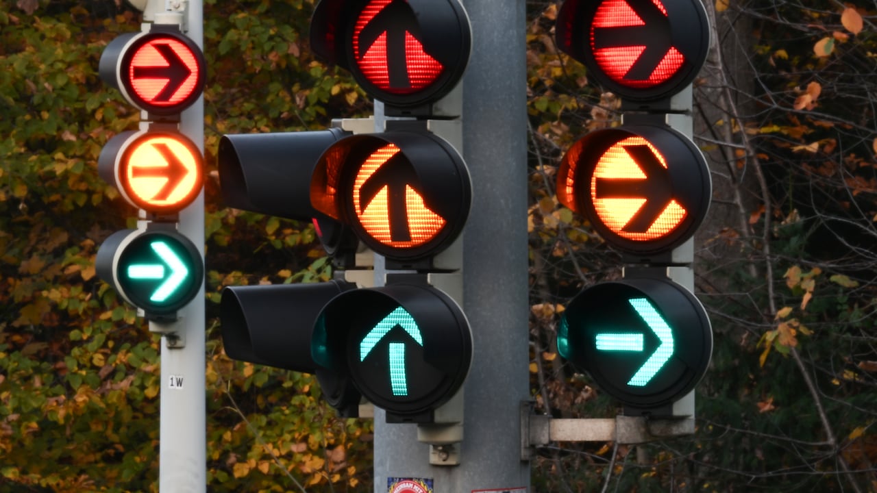 El semáforo de 4 lucen no responde a estándares internacionales, por lo que el significado de esa luz extra puede variar según la ciudad o el país.