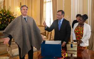 El presidente Petro obsequió una ruana al secretario de Estado de Estados Unidos, Antony Blinken.