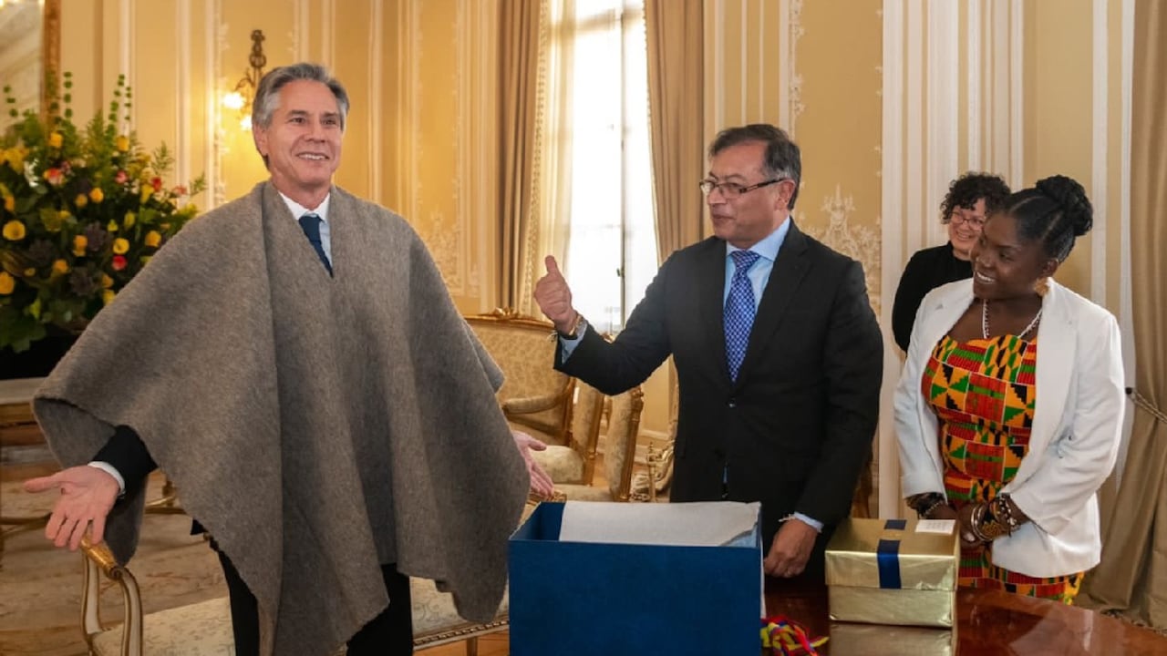 El presidente Petro obsequió una ruana al secretario de Estado de Estados Unidos, Antony Blinken.